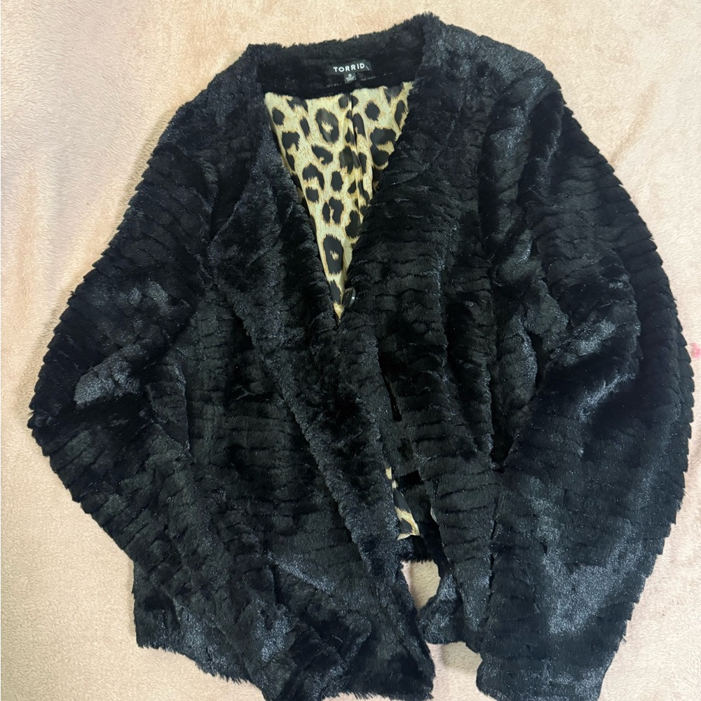 🟢🟢Torrid Cropped Faux Fur Leopard Lined Jacket